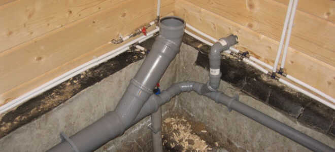 Канализация в деревянном доме своими руками — что и как