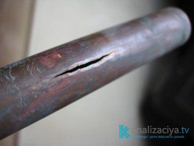 Зачищенная трещина в чугунной трубе 