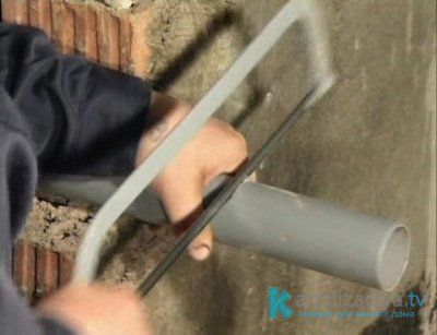 Демонтаж пластиковой канализационной трубы Демонтаж пластиковой канализационной трубы