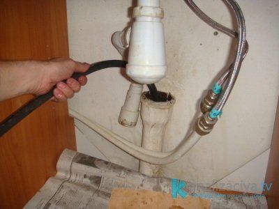 Прочистка канализационной трубы тросом  Прочистка канализационной трубы тросом