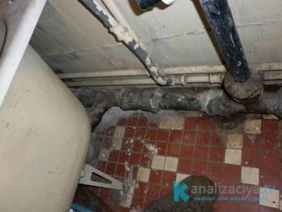 Старые чугунные трубы в квартире 