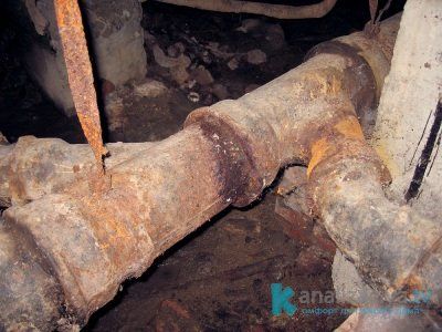 Старая чугунная труба в квартире 