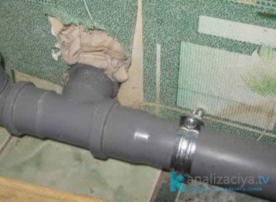 Глухая фиксация канализационной трубы 