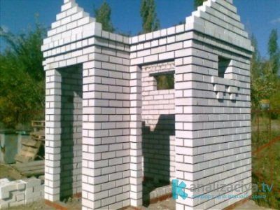 Кирпичный пластиковый туалет 