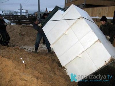  Погрузка септика в котлован и подключение