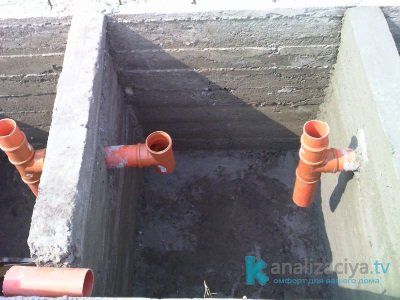 Трубы, соединяющие камеры бетонного септика 