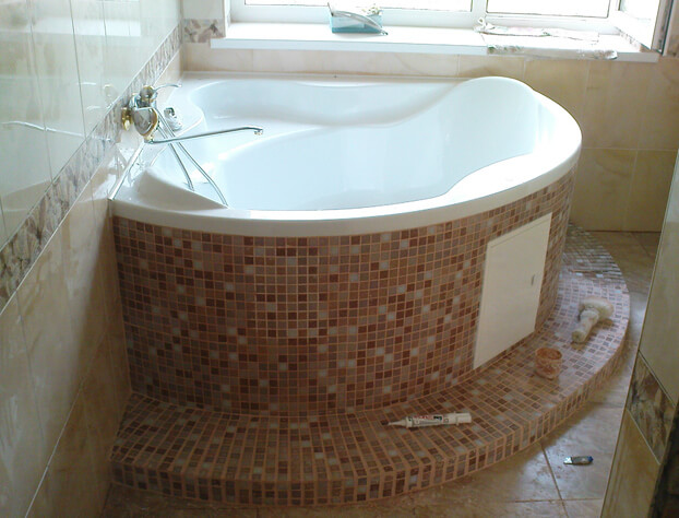 установка угловой акриловой ванны своими руками