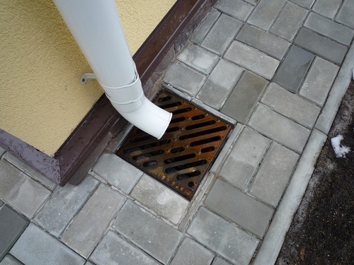 Сточная труба и решетка