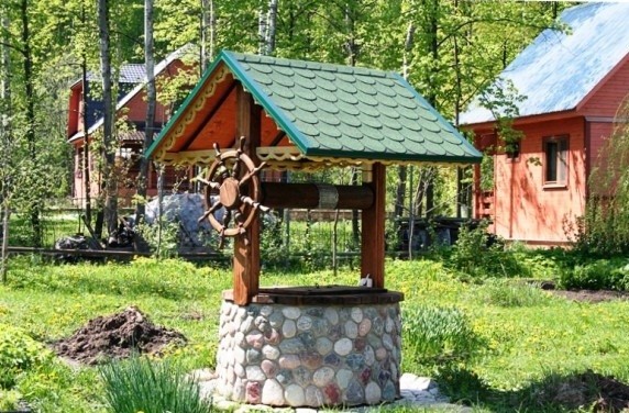 Основание из бетона обложено камнем