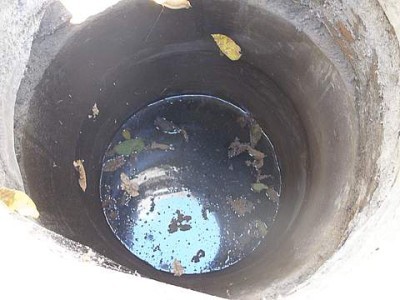 Грязная вода в колодце