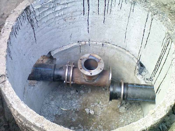 Гидрант в колодце Гидрант в колодце