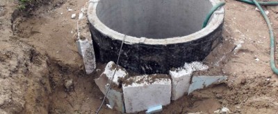 Прежде всего следует откачать воду
