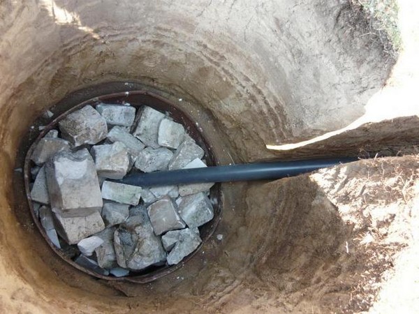 На дно помещают камни или битый кирпич