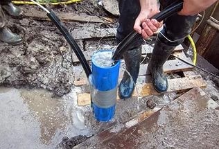 Очищение скважины водой