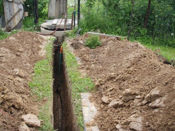 Трубы укладываются в траншеи